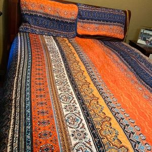 Queen Size Bedspread with Shams.